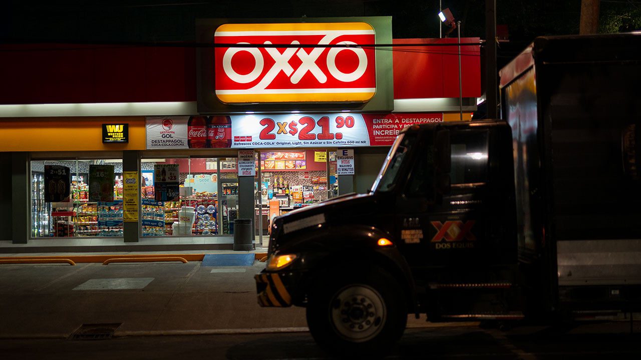 Un OXXO de noche