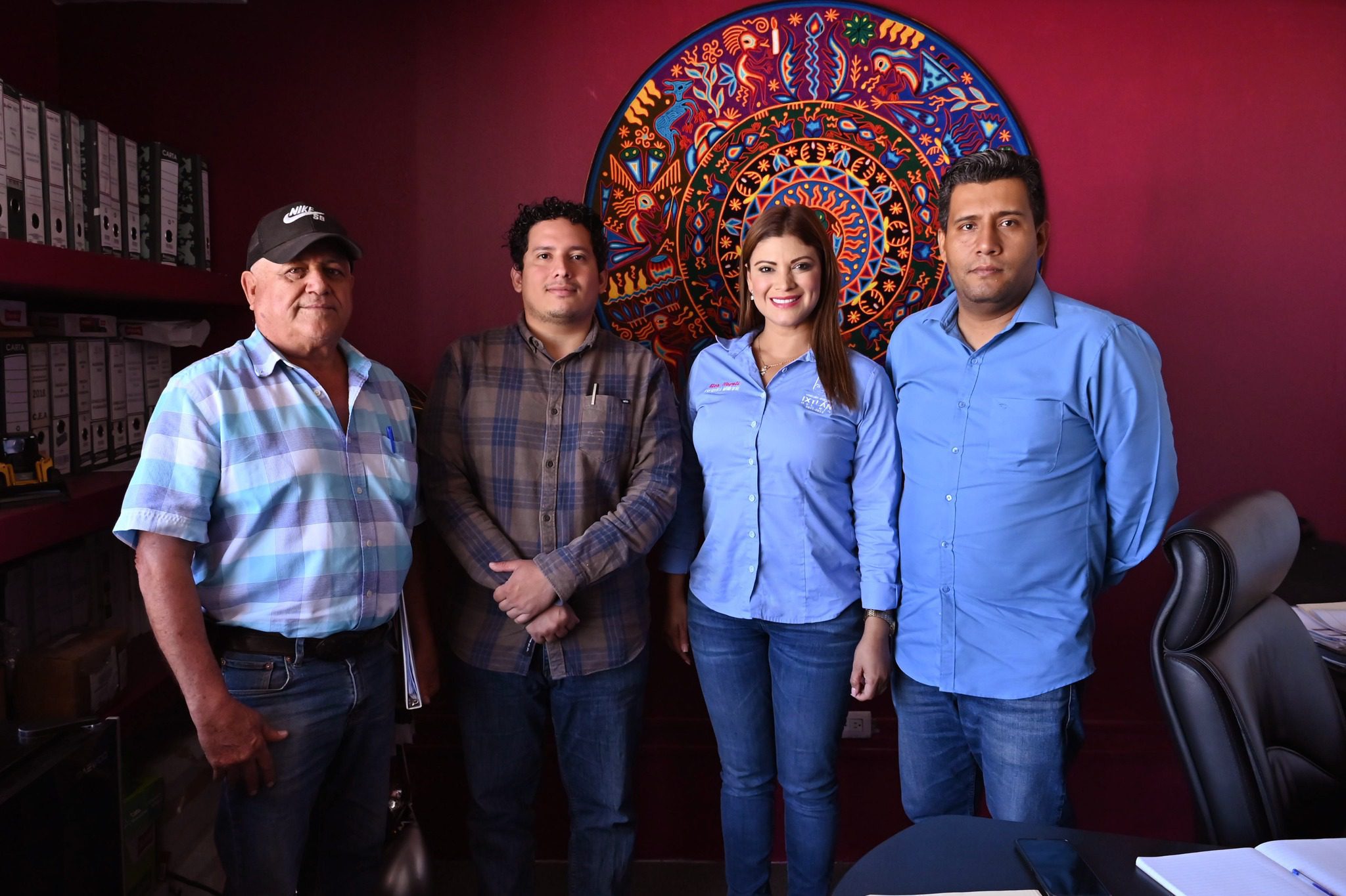 Elsa Nayeli con el director de Obras Publicas