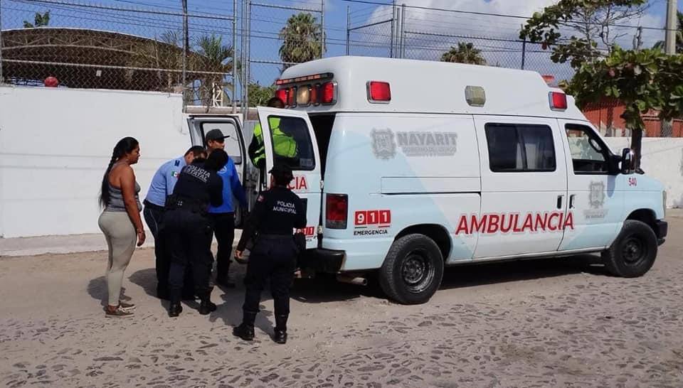 Paramédicos ayudan a niños