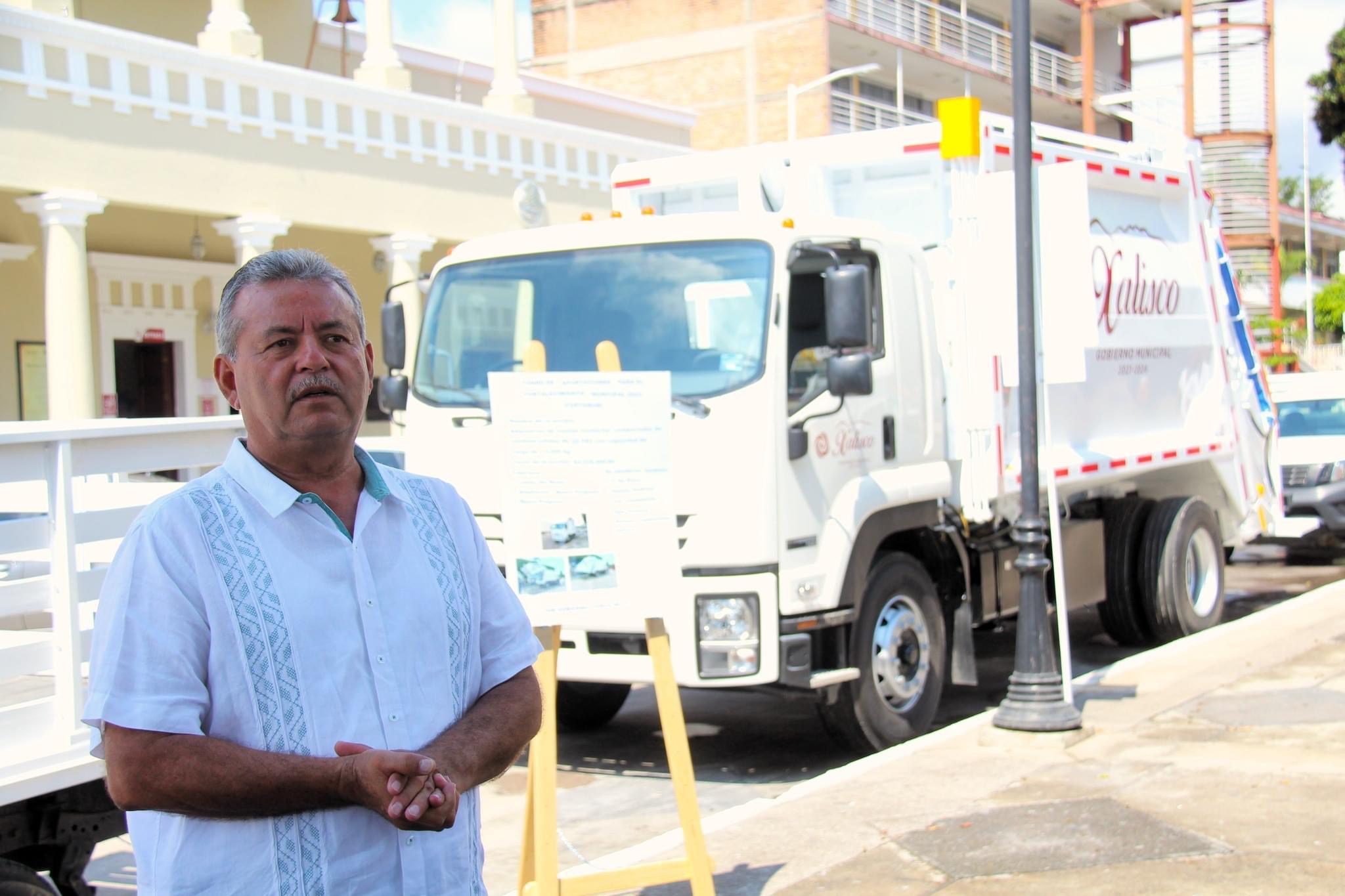 Heriberto Castañeda hace entrega de camiones recolectores