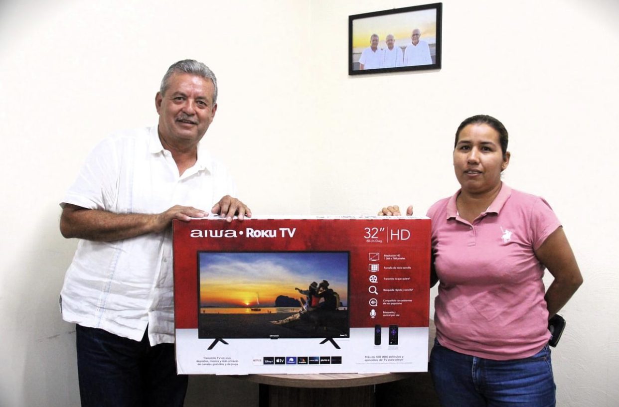 Heriberto Castañeda hace entrega de una televisión