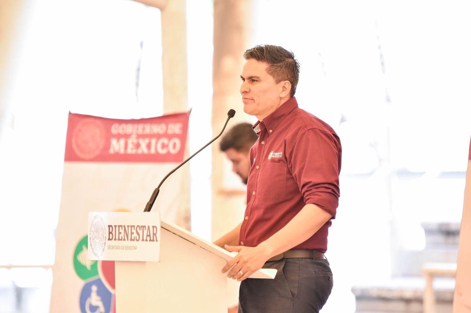 Personas en la entrega de tarjetas bienestar