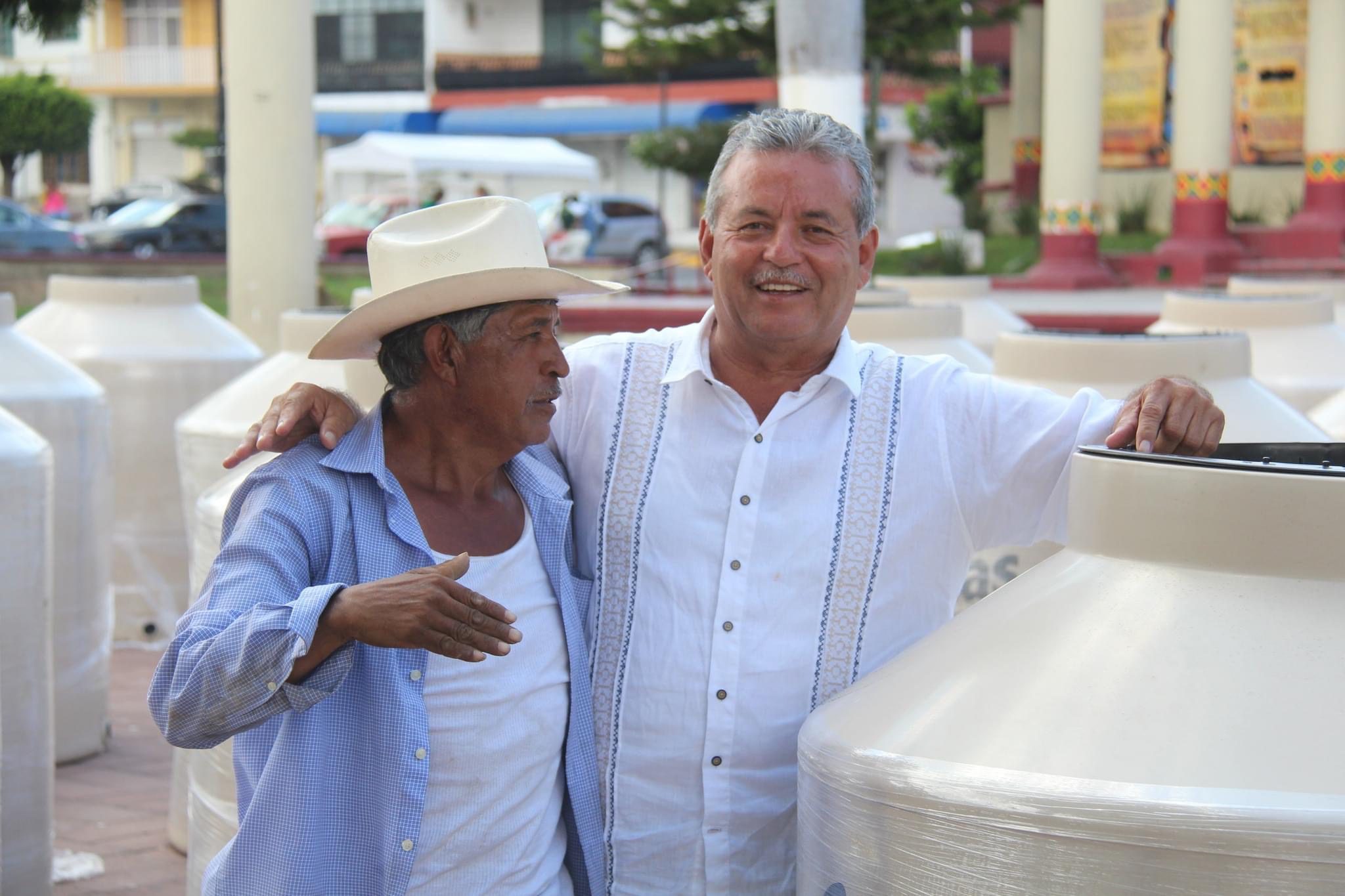 Heriberto Castañeda hace entrega de tinacos