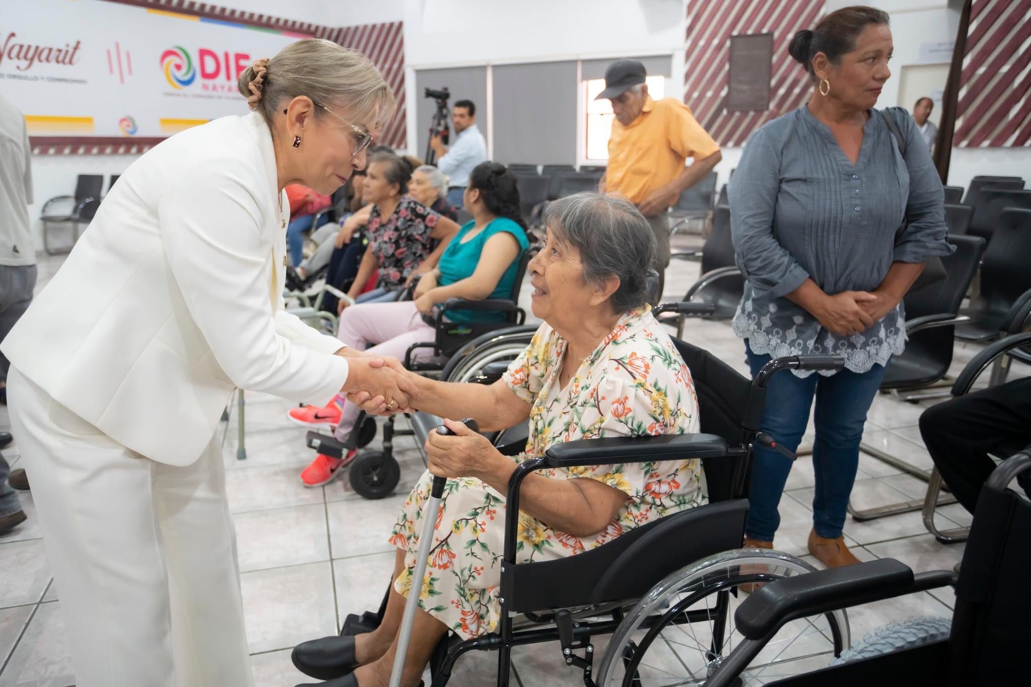 Presidenta del DIF Estatal hace entrega de silla de ruedas