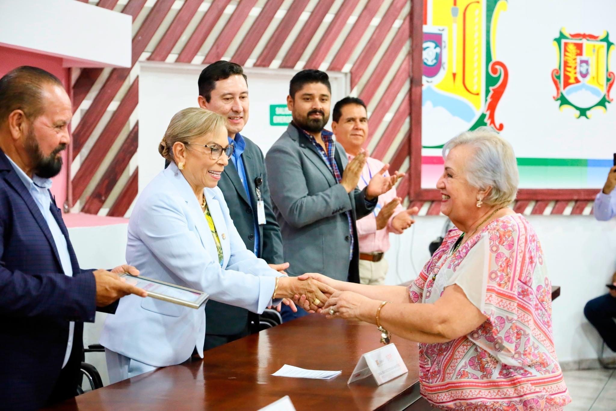 Presidenta del DIF entrega reconocimiento a trabajadores por años de servicio