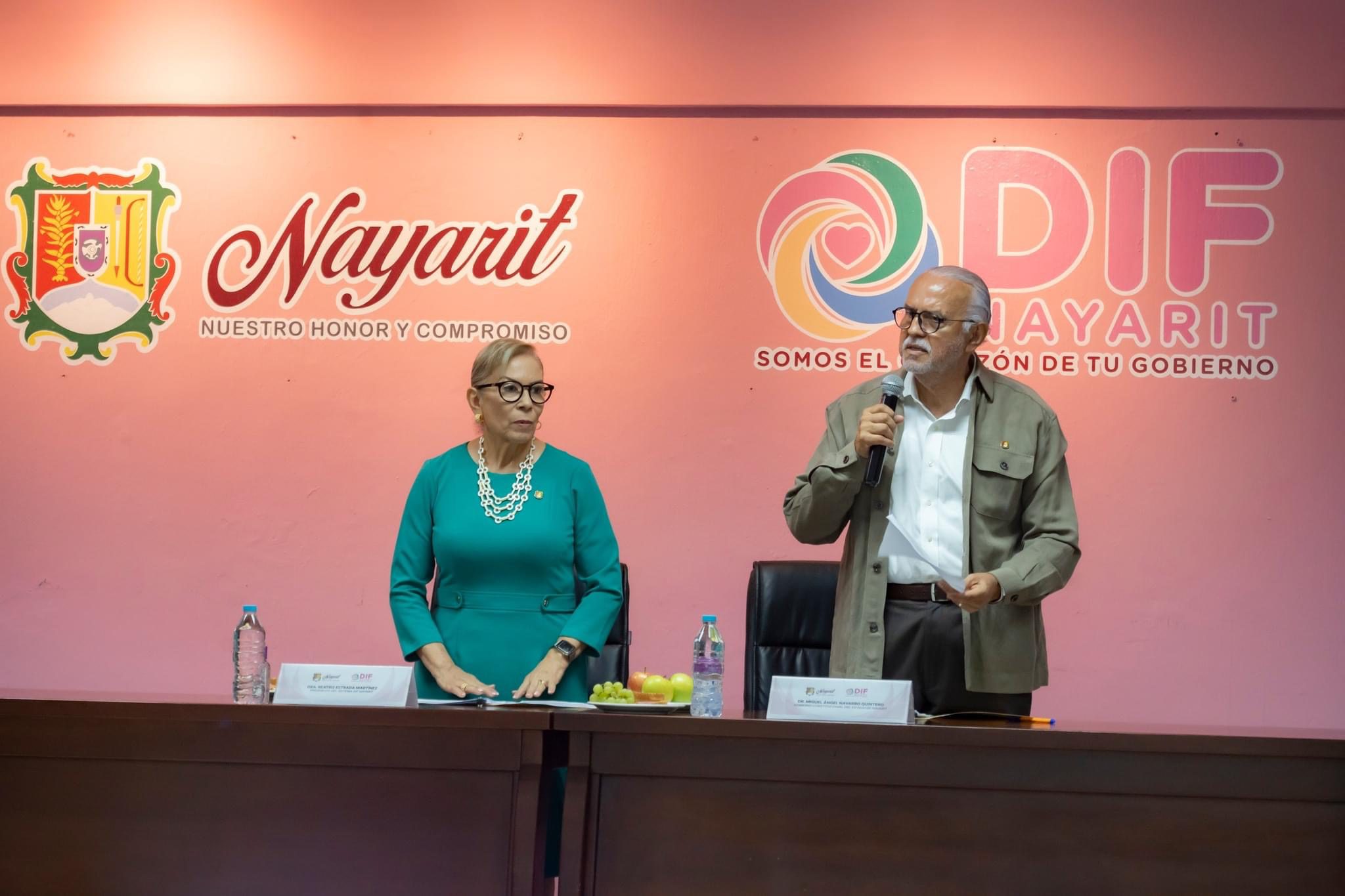 Gobernador Miguel Angel Navarro junto su esposa Beatriz Estrada en el DIF Estatal