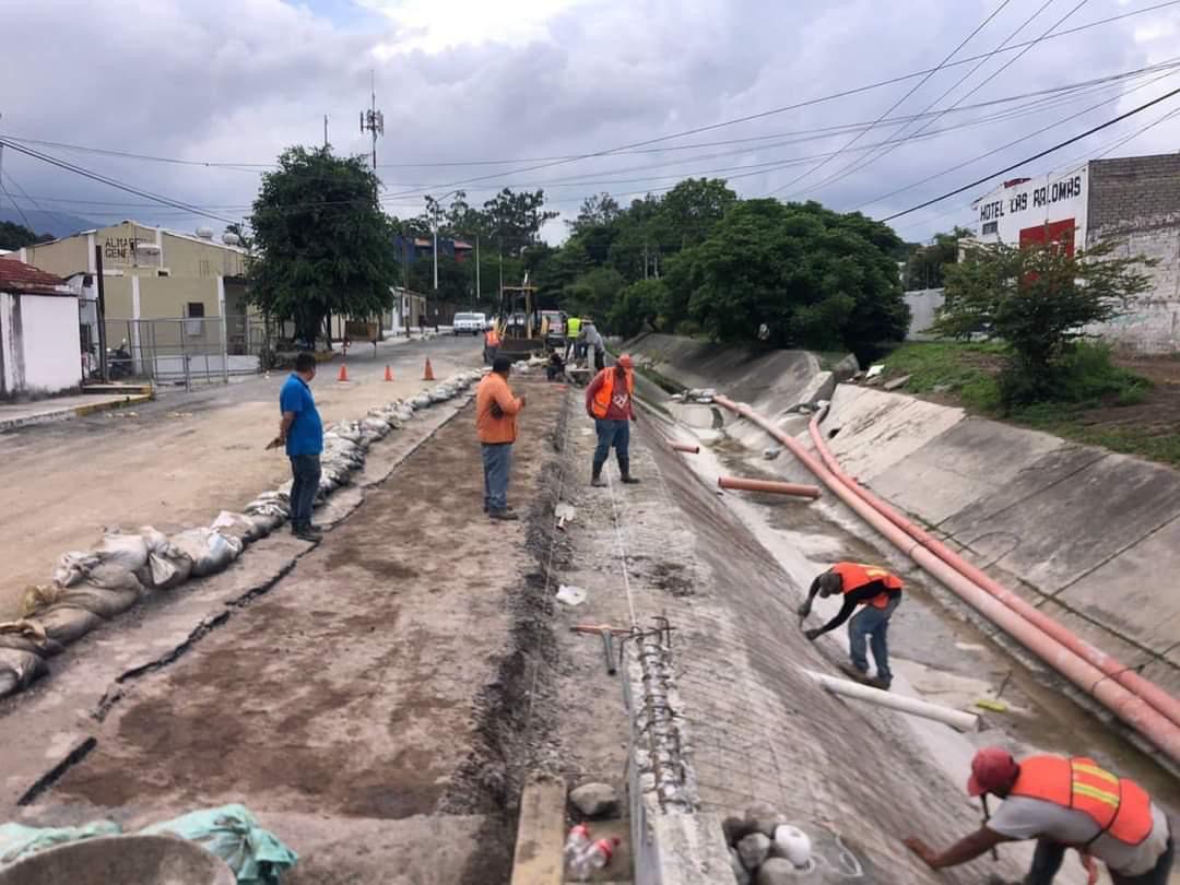 Personas reparando canal