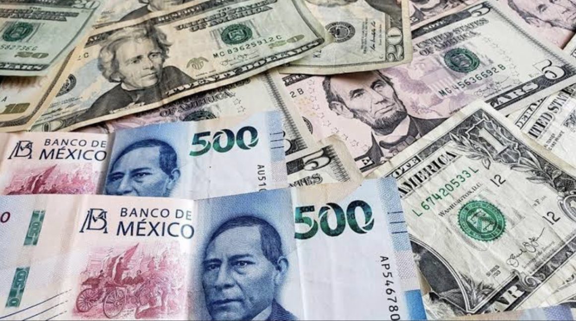 Billetes de 500 sobre billetes de 5 dólares