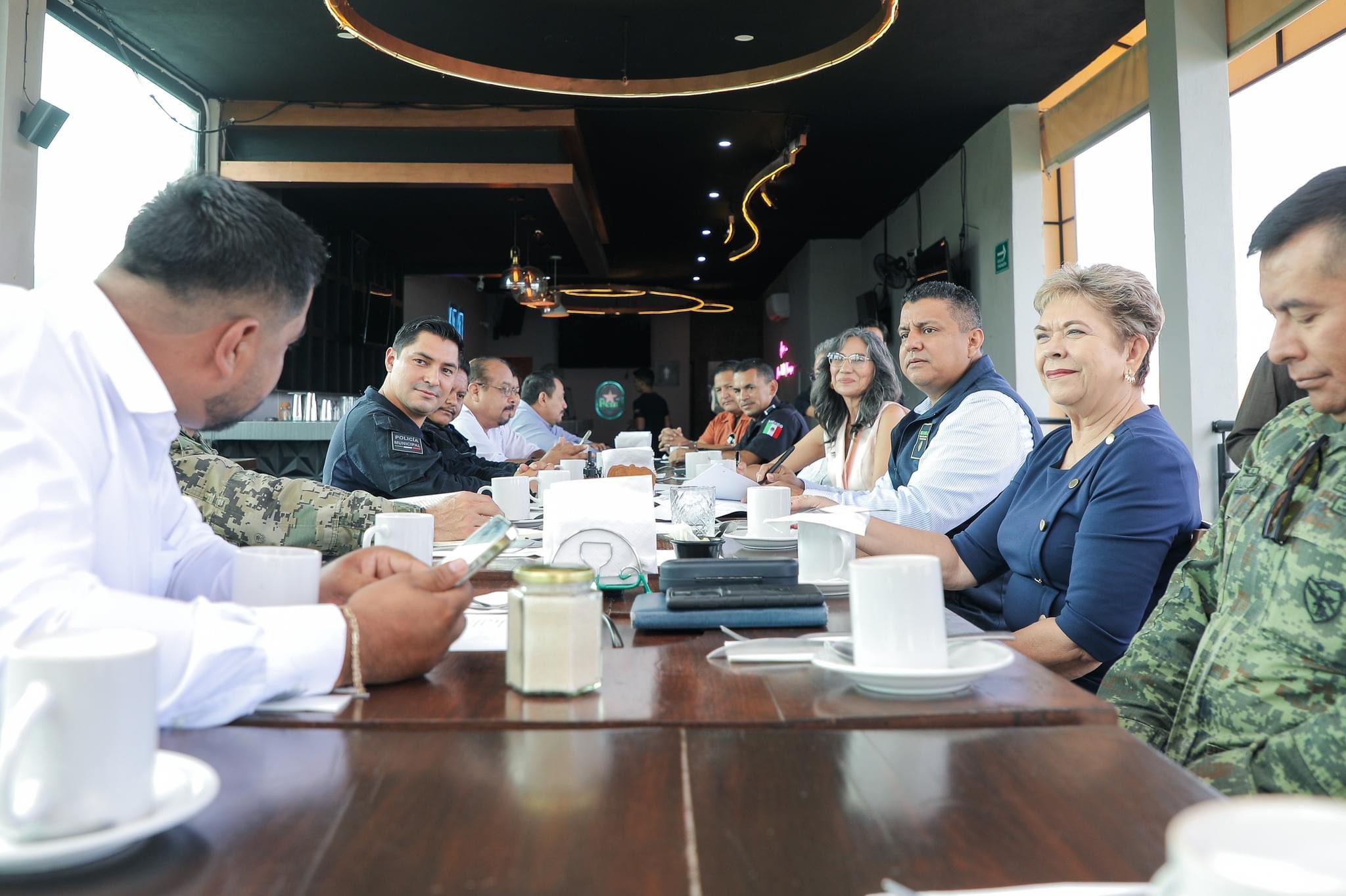 Leticia Araiza junto a agentes de seguridad