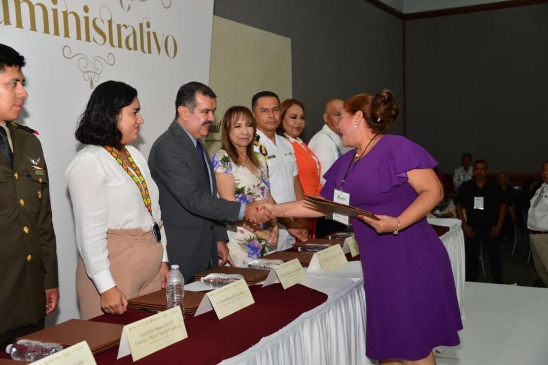 Gobierno de Nayarit reconoce al personal administrativo