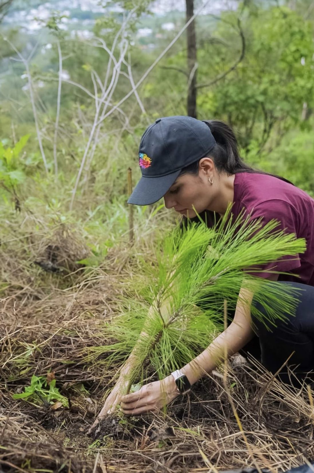 Geraldine Ponce plantando un árbol