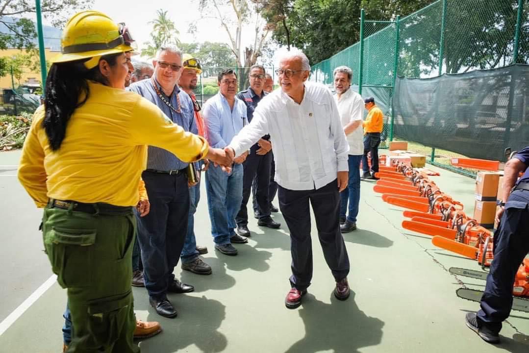 Miguel Angel Navarro saludando a obreros