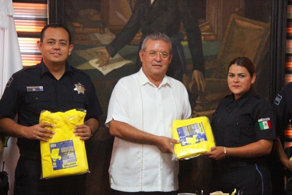 Heriberto Castañeda equipa a elementos de transito