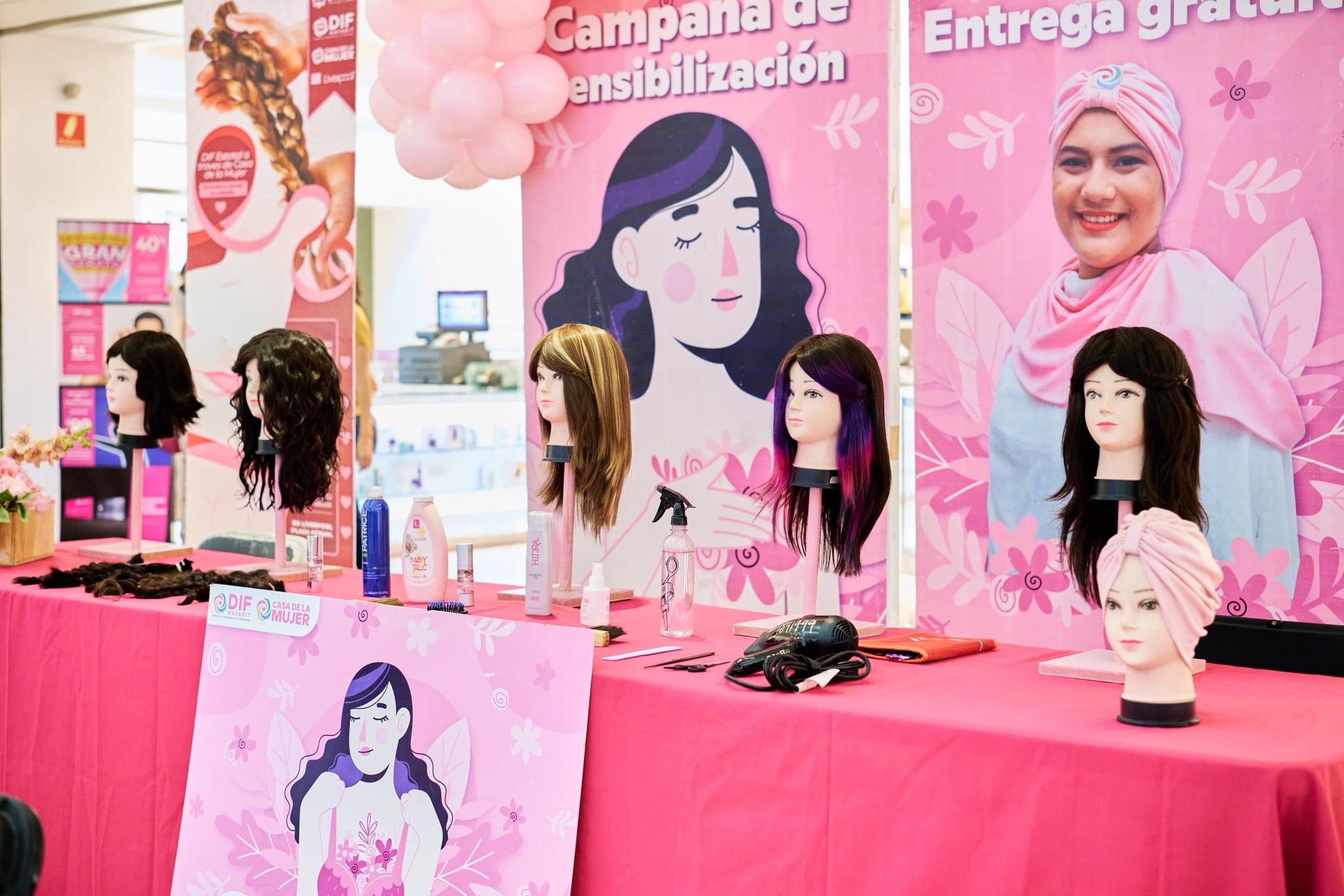 Entrega de pelucas a pacientes oncológicas