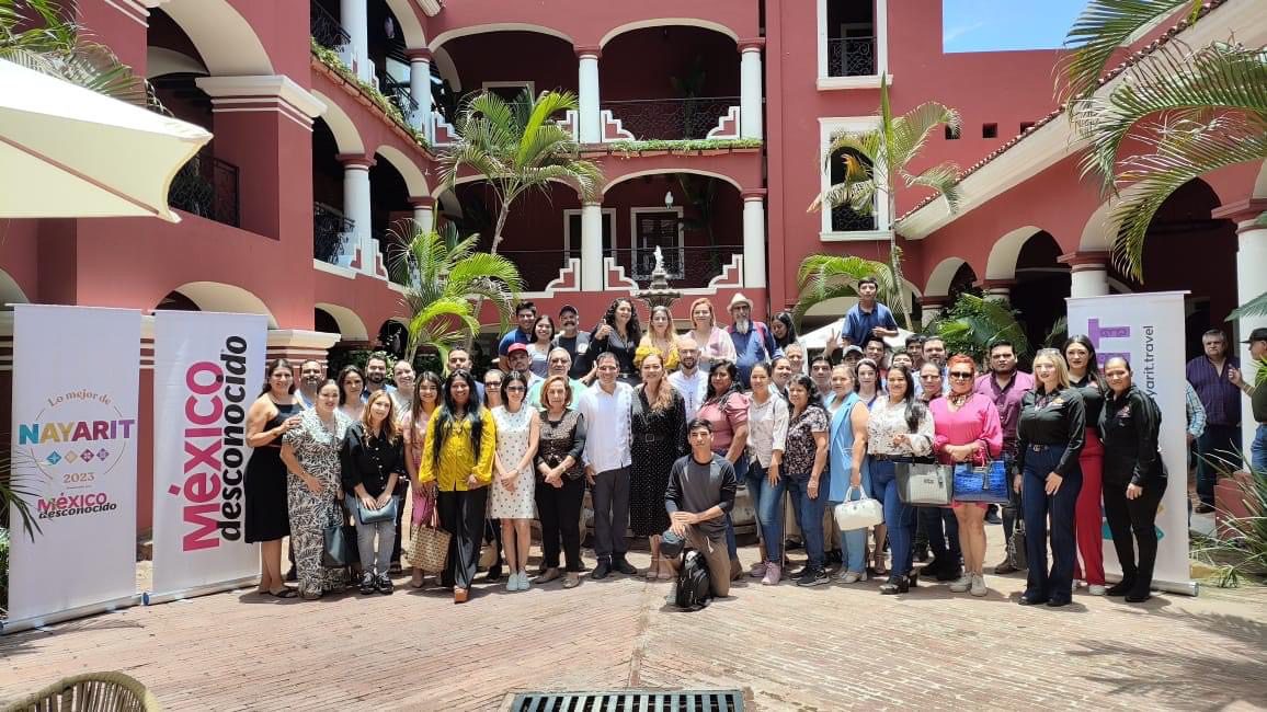 Personas reunidas en hotel Nukari