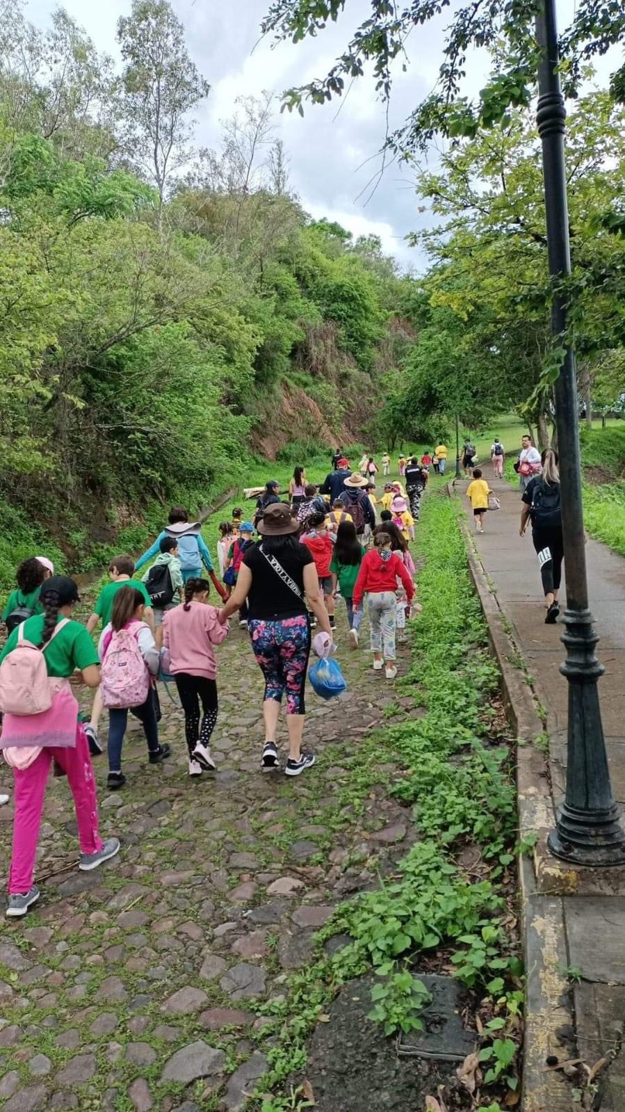 Niños acompañados de personas adultas en curso de verano