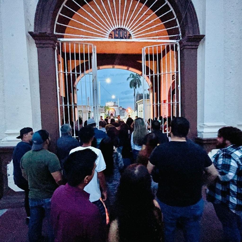 Personas entrando al panteon Hidalgo