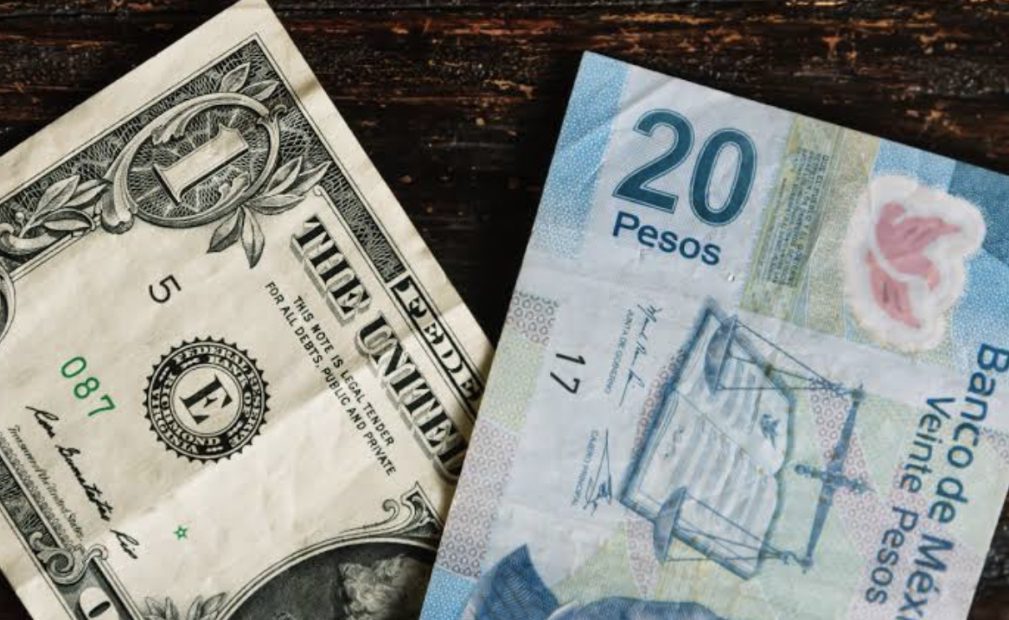 Imagen ilustrativa de dólar junto billete mexicano