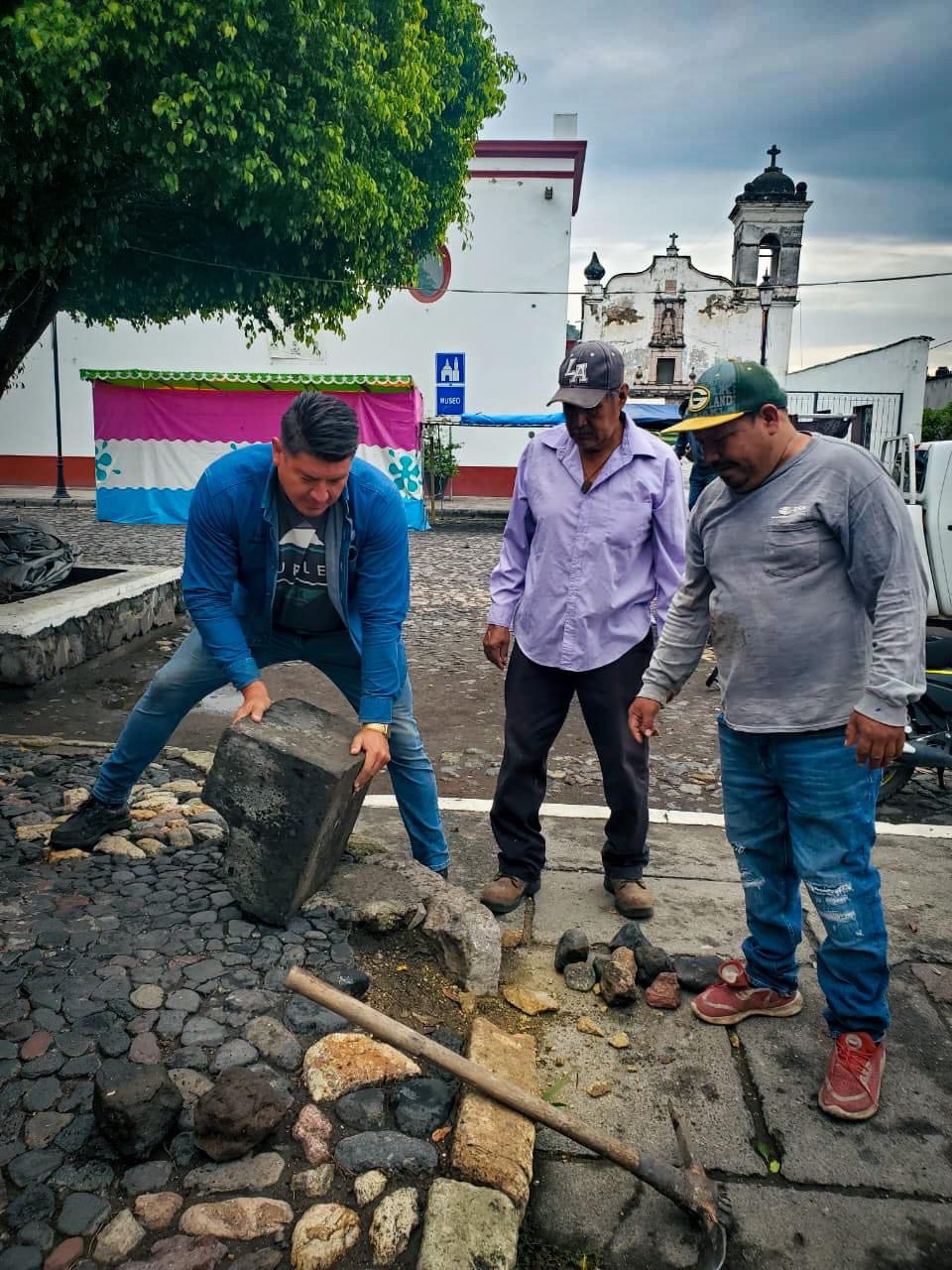 Personas arreglando banqueta en Jala