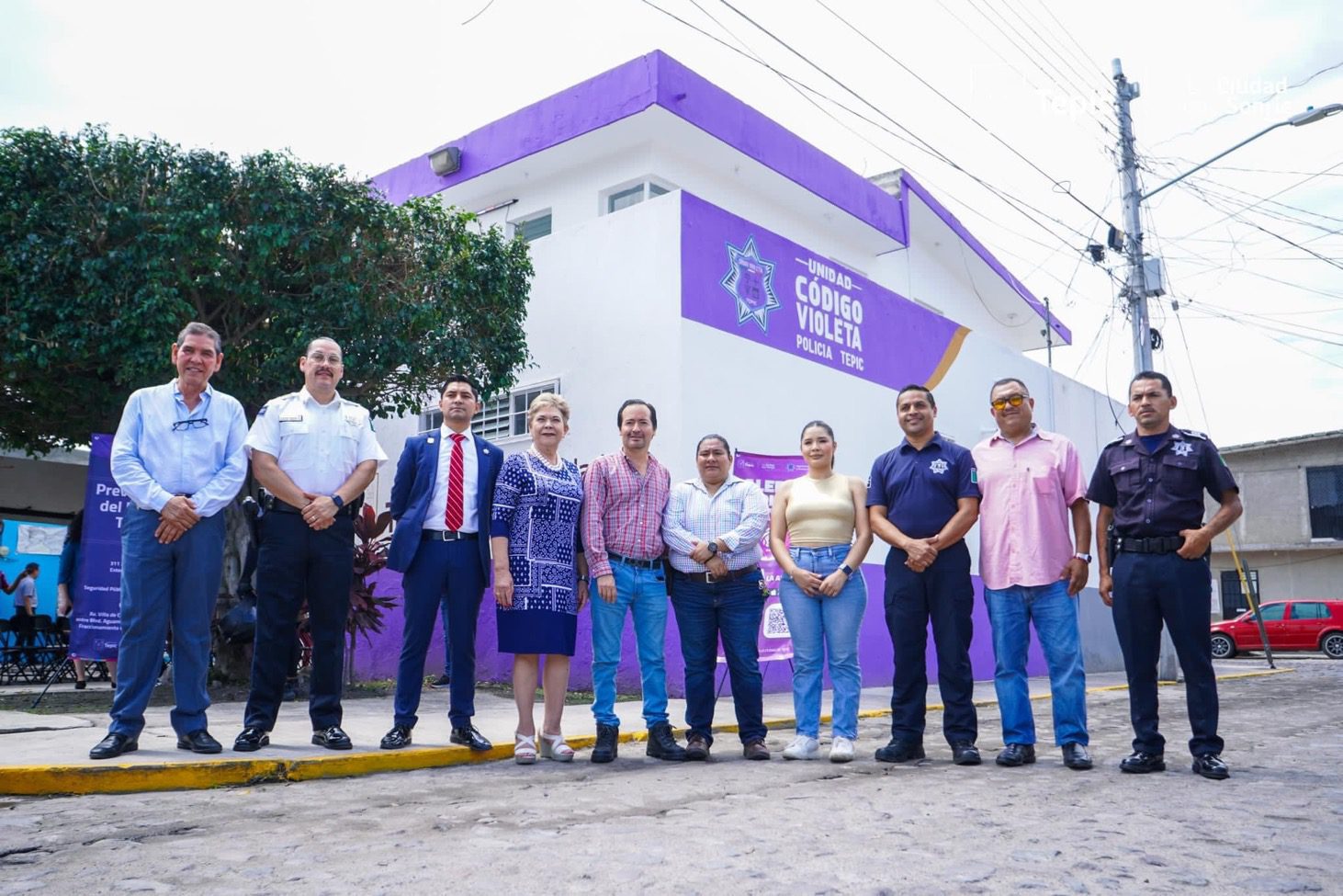 Leticia Araiza con autoridades en colonia 2 de agosto