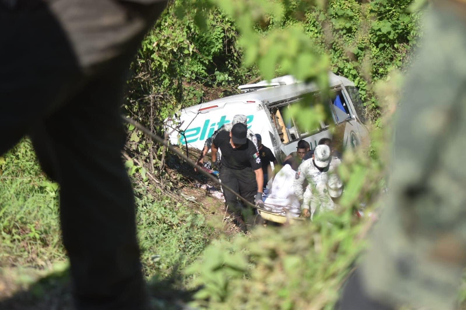Guardia Nacional auxiliando un accidente