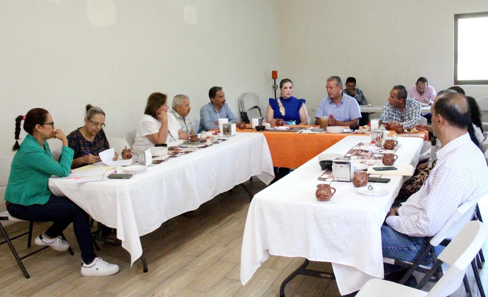 Personas reunidas con Heriberto Castañeda