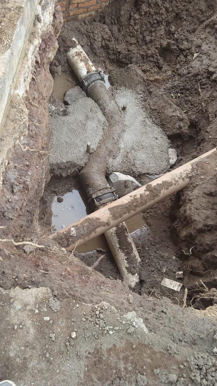 Tubos en un pozo de tierra