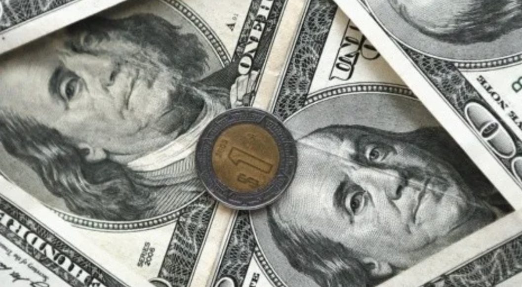 Imagen de dólar con un peso mexicano
