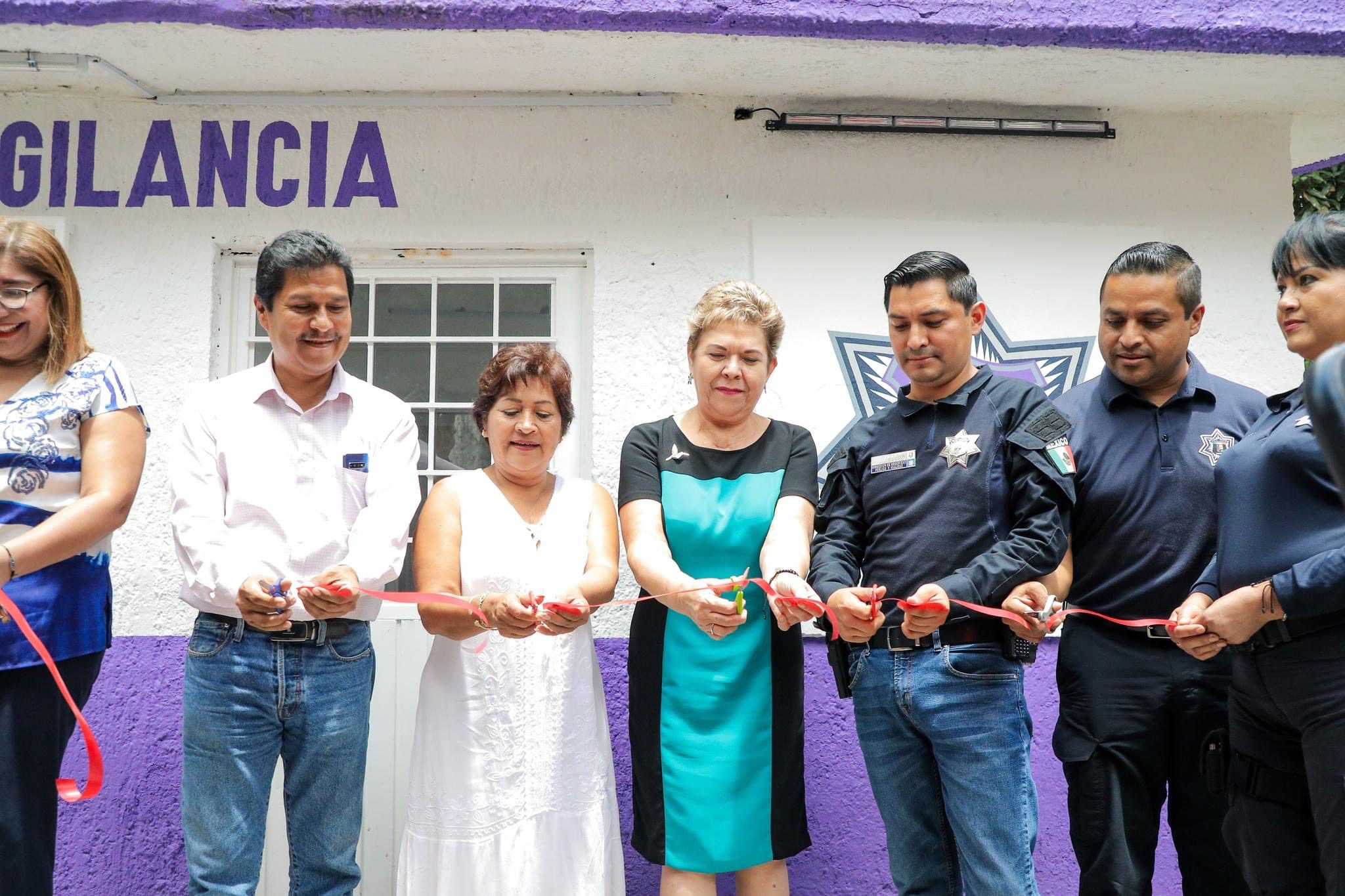Leticia Araiza cortando liston