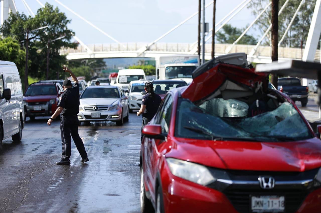 Semaforo cae sobre un vehículo