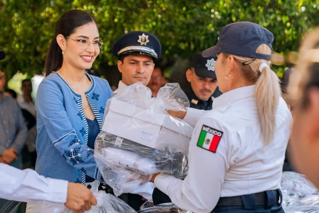 Geraldine Ponce entregando uniformes nuevos