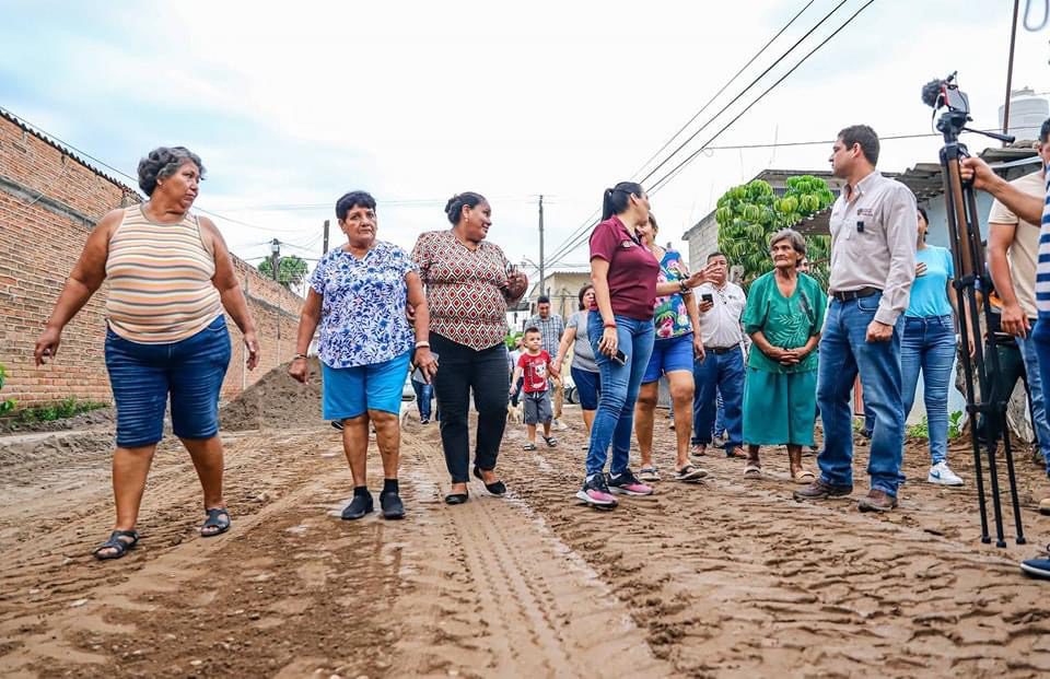 Presidenta de Bahia de Banderas supervisando obras