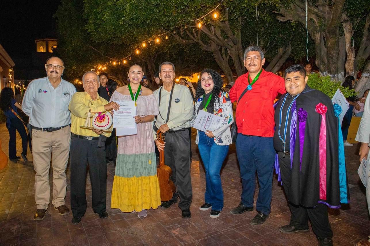Entrega de reconocimiento a la rondalla "Joyas de Nayarit"