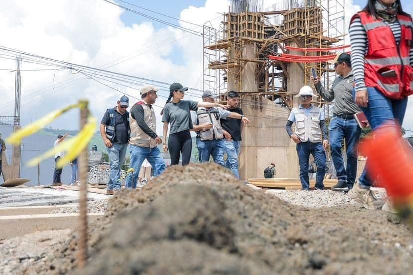 Geraldine Ponce supervisando la construcción del proyecto cultural en Tepic