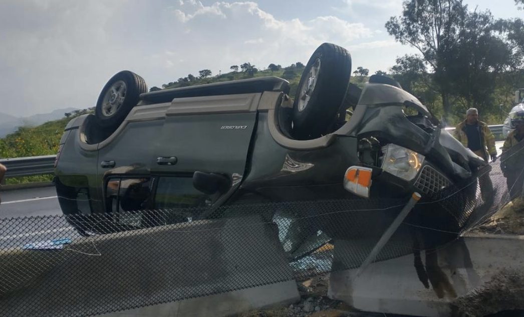 Vehículo volcado en la carretera Tepic-Guadalajara
