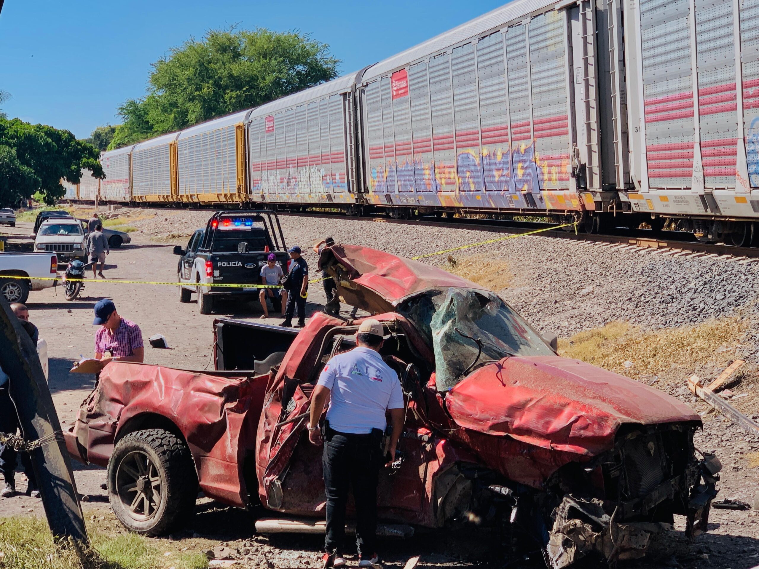Carro destrozado por tren