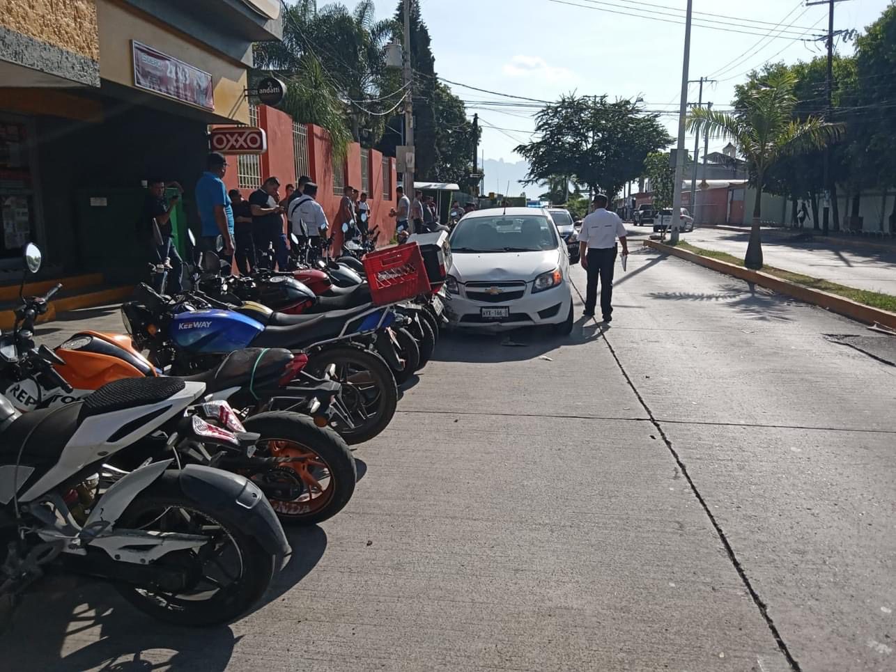 14 motocicletas dañadas por conductor distraído