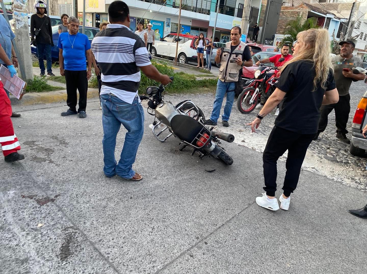 Fuerte accidente deja a motociclista seriamente lesionado