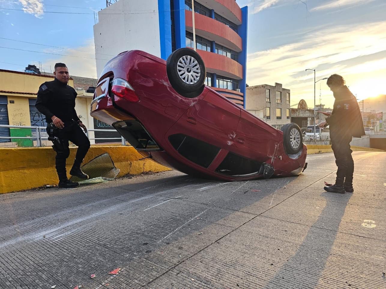 Accidente en Avenida Insurgentes: Conductor ebrio volca auto