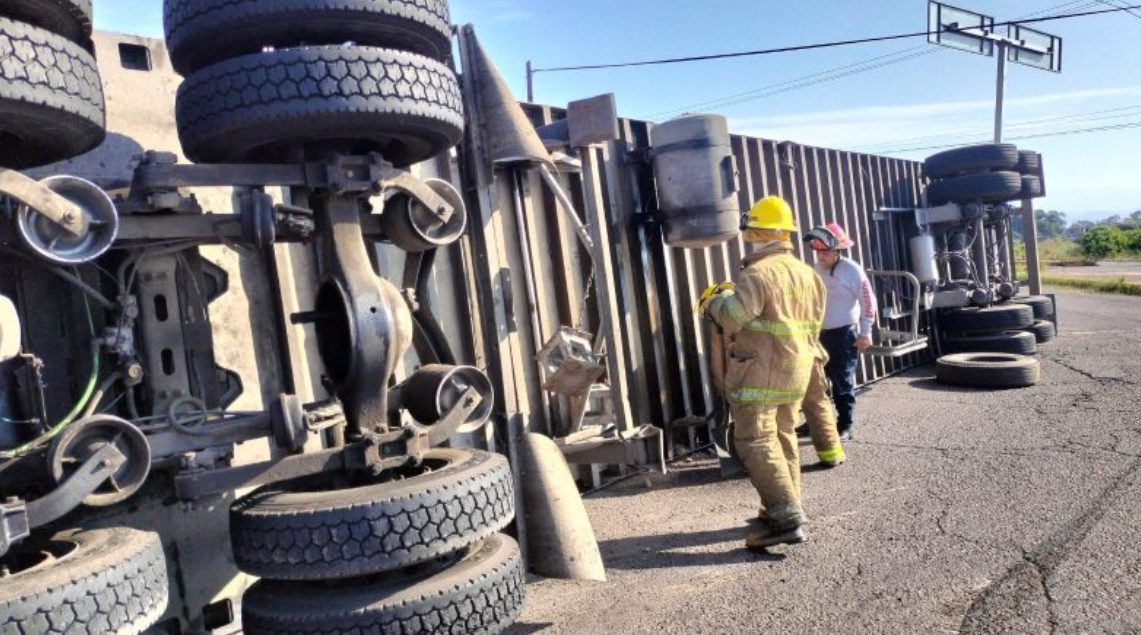 Trailer volcado desencadenan respuesta de emergencia en Nayarit
