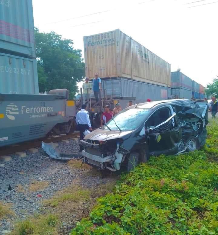 Tragedia en Rosamorada: Fatal choque entre tren y vehículo Ford