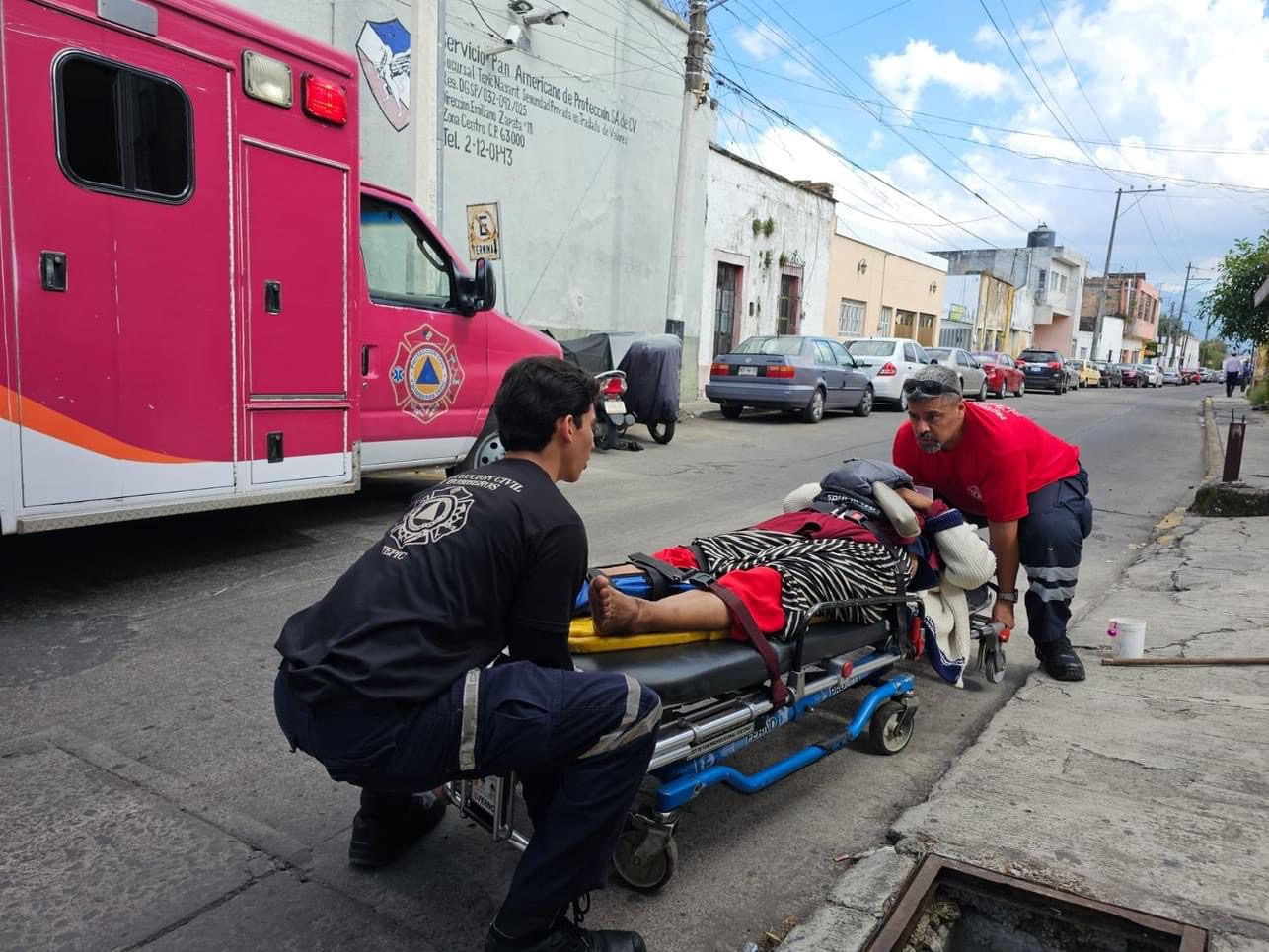 Mujer herida tras tropezar con registro sin tapa