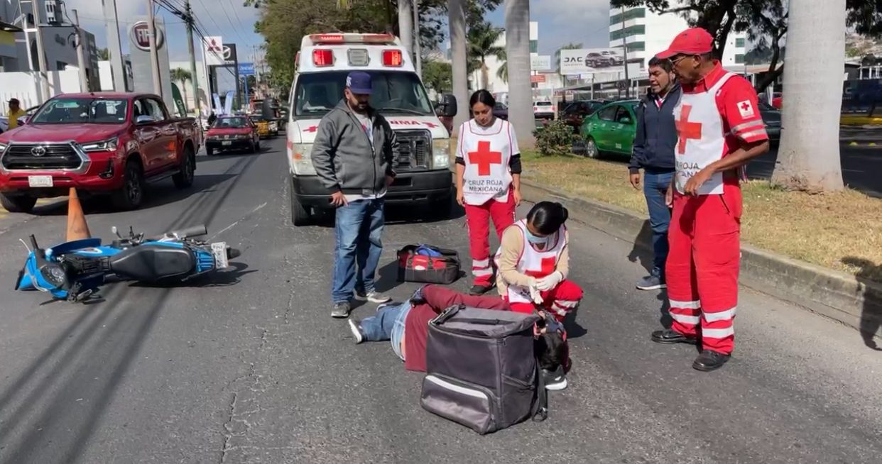 Accidente en Av. Insurgentes deja un motociclista lesionado