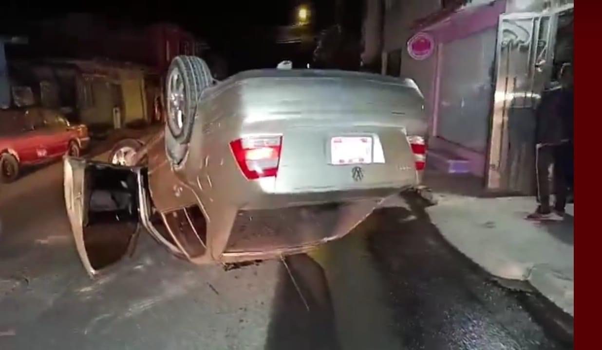 Vehículo abandonado tras espectacular volcamiento
