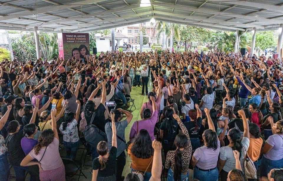 Alcaldesa de Bahía de Banderas brinda apoyo a jefas de familia