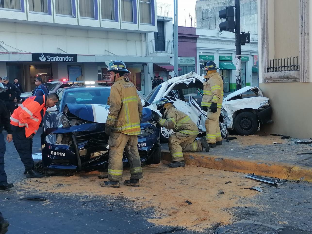 Lesionados tras choque entre taxi y patrulla de la Policía Estatal