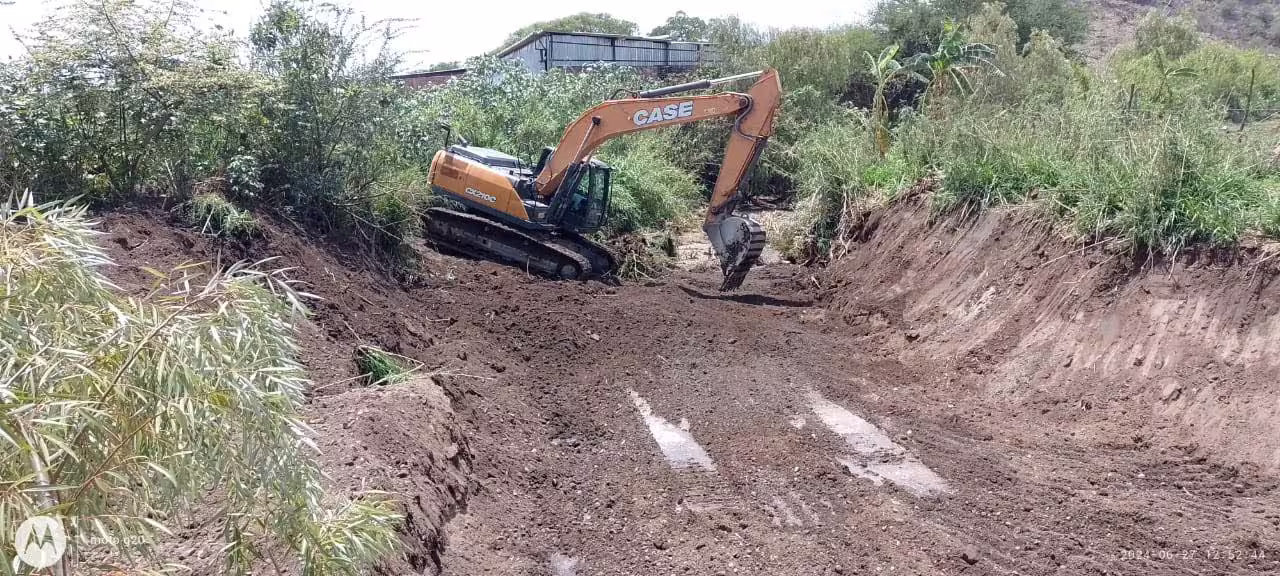 Maquina desazolvando el río en Zoatlán