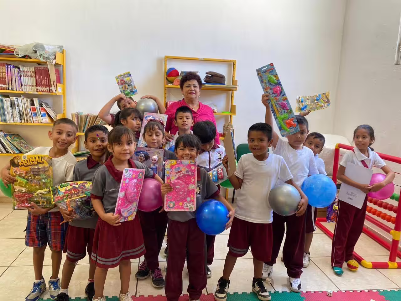 Quecha regalando jueguetes a estudiantes