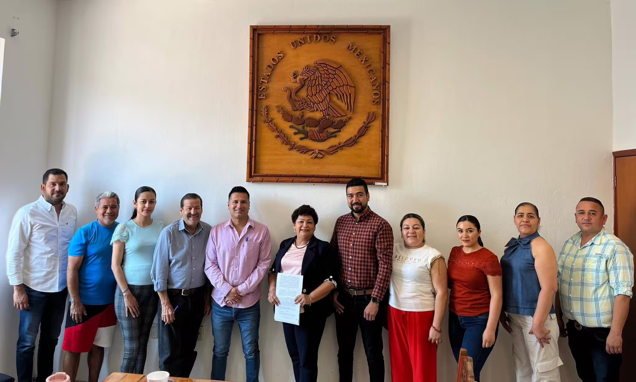 Quecha posando con regidores