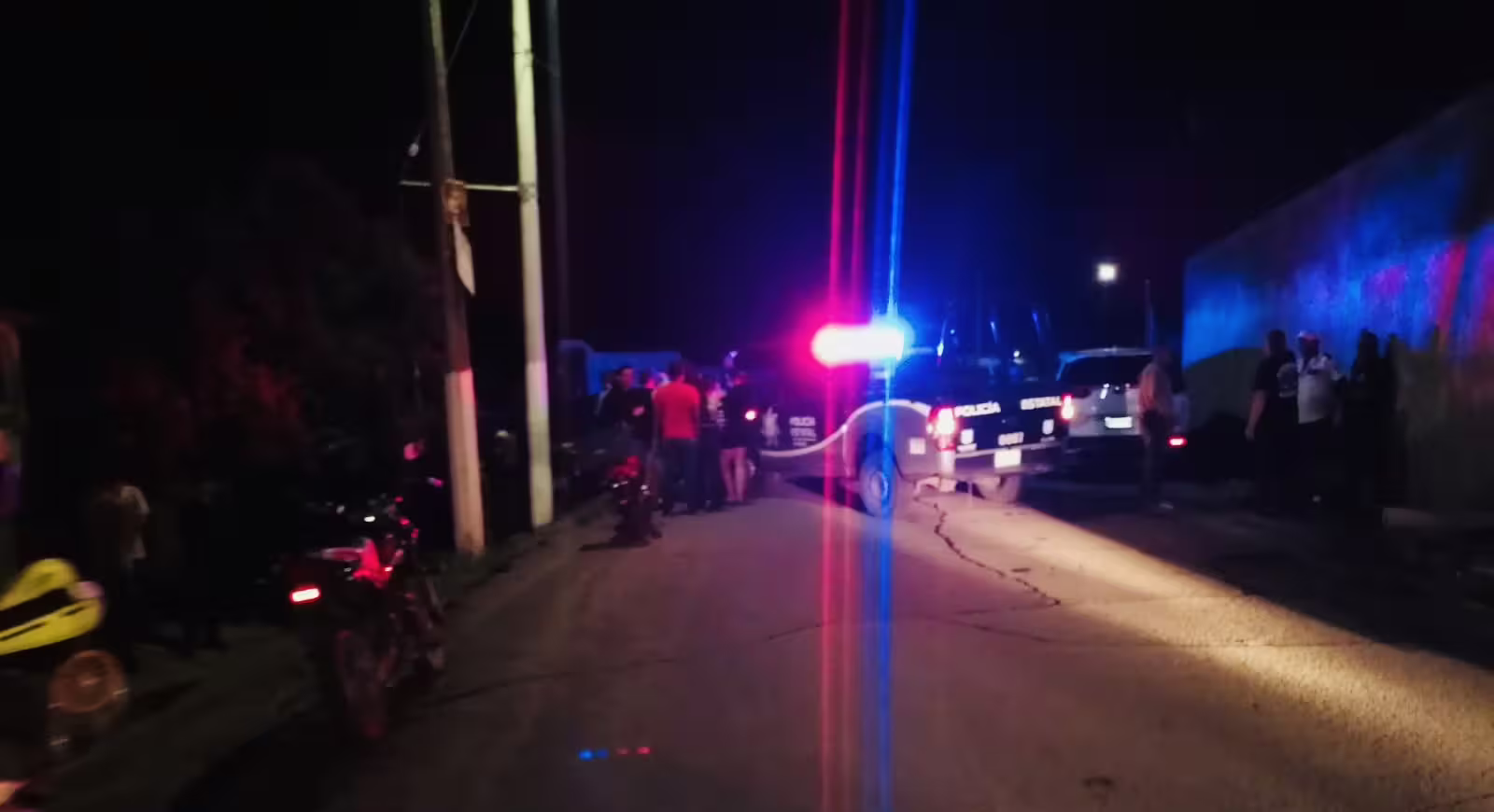 Policias estatales recuperando cuerpo en el puente de El Chiquilichi